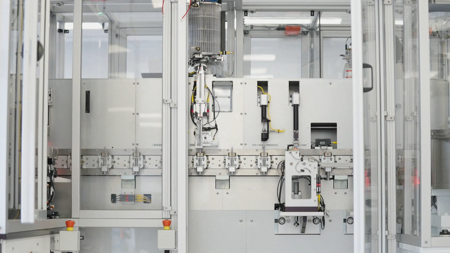 Enclosed automated production cell on the manufacturing line